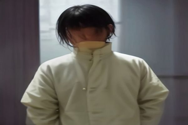 潘通色号网编辑团队在工作室内讨论最新色卡数据，桌上摆放着多本潘通专色手册和色卡样本，团队成员神情专注认真核对数据